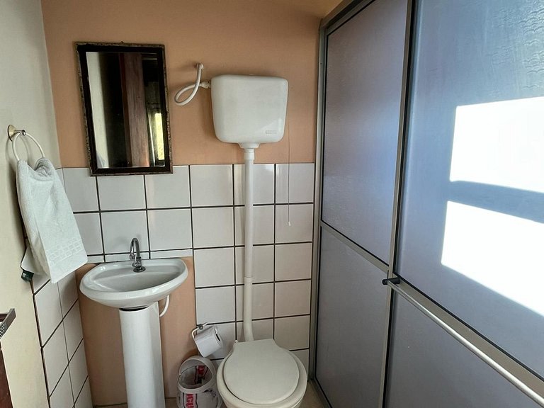 Bangalô com 3 dormitórios para até 7 pessoas.
