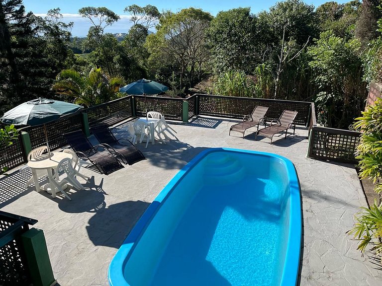 Bangalô com 3 dormitórios para até 7 pessoas.